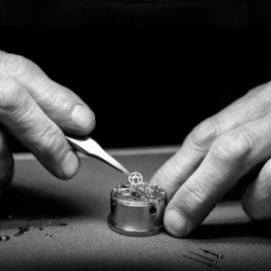 This image has an empty alt attribute; its file name is hands-iceland-watch-shop.jpg